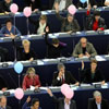 Los eurodiputados votan la ampliación de la baja por maternidad con globos de colores y sus bebés en brazos