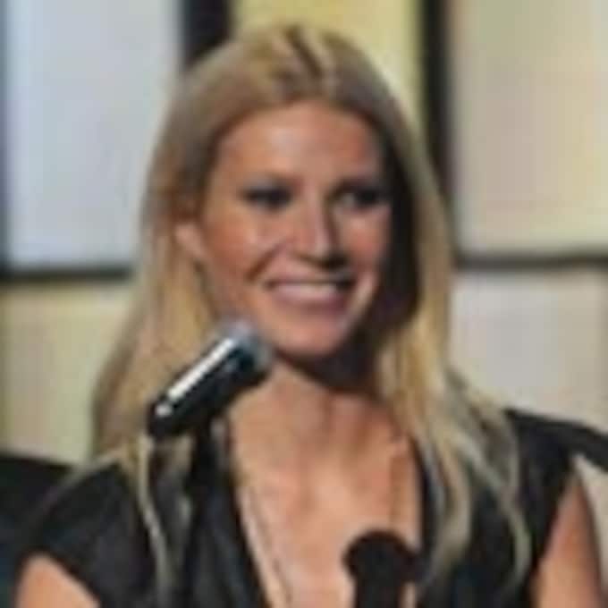 Gwyneth Paltrow pone a decenas de cantantes en pie interpretando un tema 'country' en directo