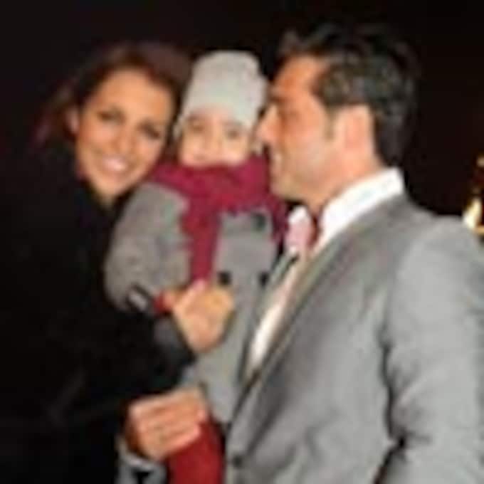 Un regalo de Navidad por adelantado: David Bustamante y Paula Echevarría, con su hija en Disneyland París