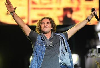 Los internautas de hola.com eligen 'Ave María' de David Bisbal como la mejor canción de la década