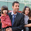 El cómico Adam Sandler comparte su Estrella de la Fama con su esposa y sus 'traviesas' hijas