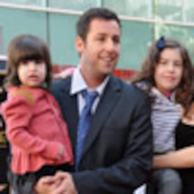 El cómico Adam Sandler comparte su Estrella de la Fama con su esposa y sus 'traviesas' hijas
