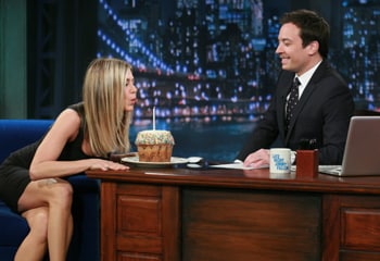 Jennifer Aniston celebra su 42 cumpleaños y demuestra su habilidad con las adivinanzas en un plató de televisión