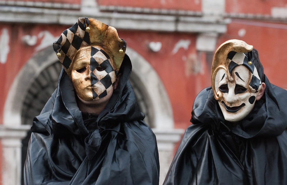 Маска 18.03 24. Венецианская маска Пьеро. Страшные венецианские маски. Человек в театральной маске. Люди в масках карнавал.