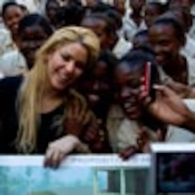 Su fundación hace una donación para reconstruirla: Shakira visita una escuela en Haití a ritmo de 'Waka Waka'