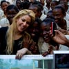 Su fundación hace una donación para reconstruirla: Shakira visita una escuela en Haití a ritmo de 'Waka Waka'