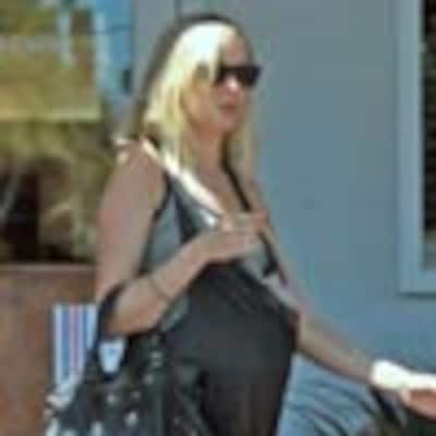 Kimberly Stewart pasea su embarazo por Hollywood, será el primer hijo de Benicio del Toro