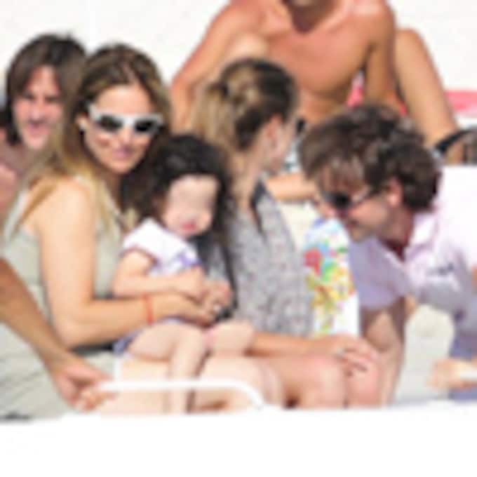 Arancha Sánchez Vicario luce embarazo en Formentera junto a su marido, Josep Santacana, y la pequeña Arancha