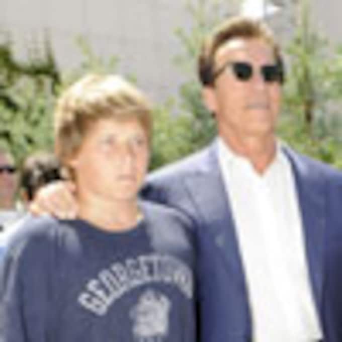 Arnold Schwarzenegger y Maria Shriver esperan que su hijo menor 'se recupere totalmente' del accidente que sufrió mientras practicaba surf