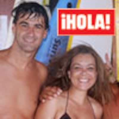 En ¡HOLA!: Jesulín y María José, felices en verano, aprenden a practicar surf en las playas de Cádiz
