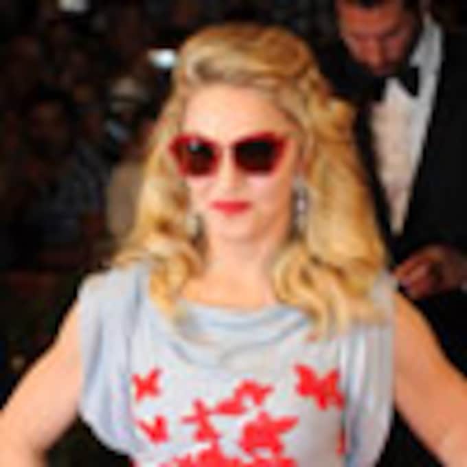 Madonna sorprende con un 'look' a lo Wallis Simpson, que inspiró su película, en la alfombra roja de Venecia