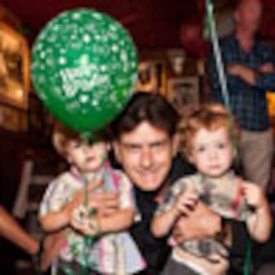 Charlie Sheen celebra su 46 cumpleaños con su exmujer, Brooke Mueller, y sus hijos