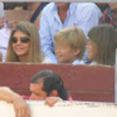 Juan Antonio Ruiz 'Espartaco' torea bajo la mirada de tres espectadores de lujo, sus tres hijos