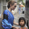 Cuatro años después de su adopción, Pax regresa a Vietnam junto a sus padres, Angelina Jolie y Brad Pitt