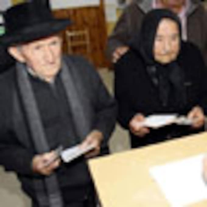 Un matrimonio fiel a su cita con las urnas: Antonia, de 103 años, y José, de 102, votan juntos en un pueblo de Salamanca
