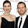 Anne Hathaway luce orgullosa su anillo de compromiso tras anunciar su boda con Adam Shulman