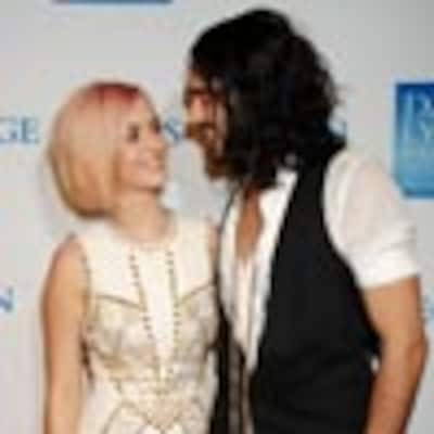 Katy Perry y su marido Russell Brand combaten con abrazos los rumores de crisis