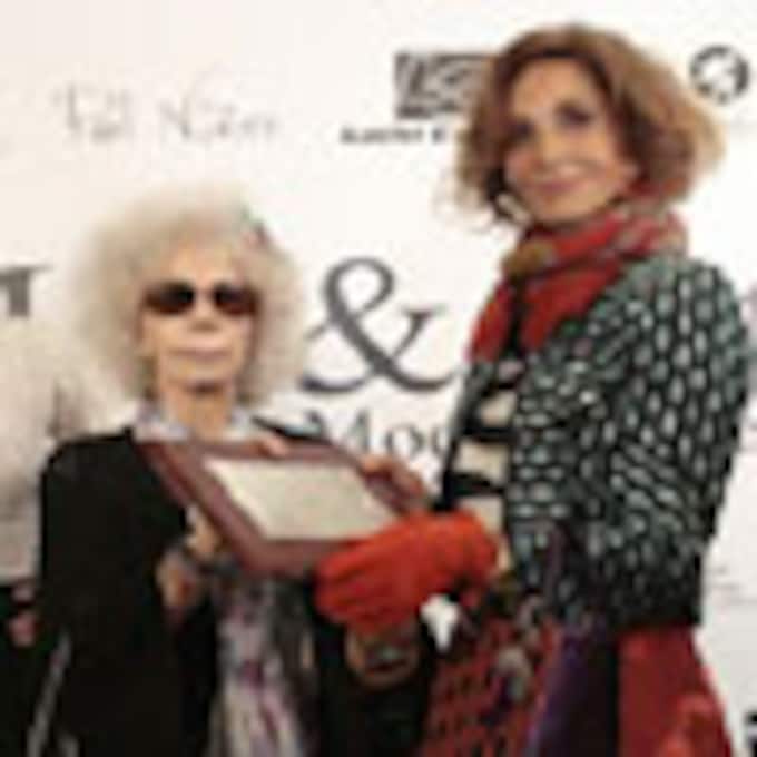 Naty Abascal recibe de la duquesa de Alba el máximo galardón de moda flamenca
