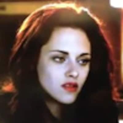 Ojos rojos, piel pálida y finos pómulos...Kristen Stewart, 'Bella', se convierte en vampiro