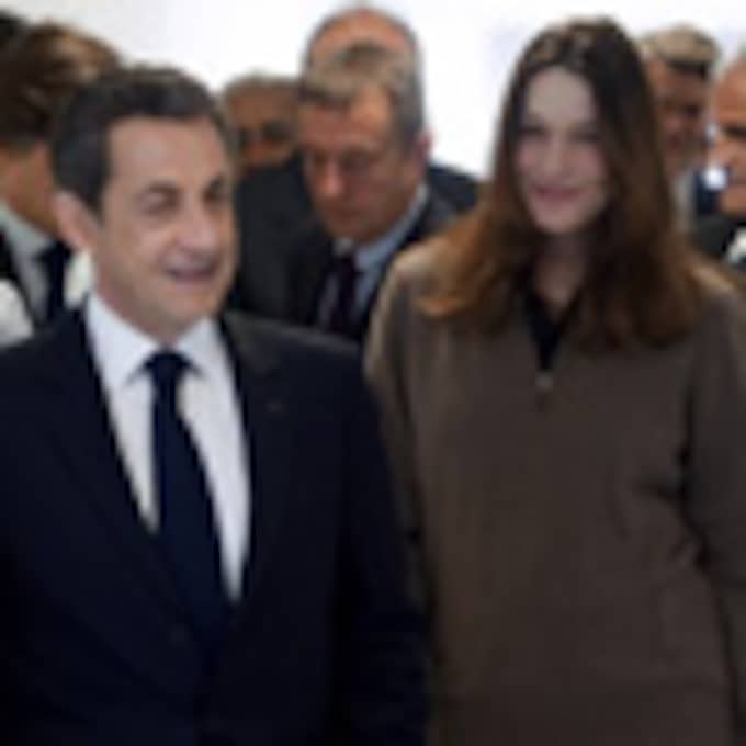 Discreto segundo plano y look informal, la imagen de Carla Bruni en los mítines de Nicolás Sarkozy