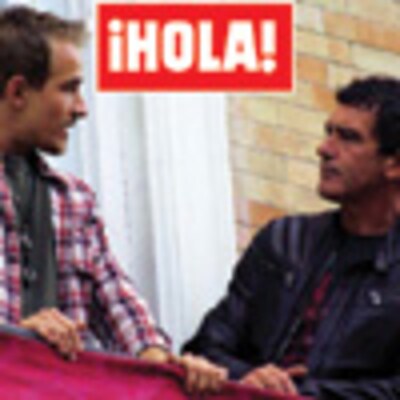 En ¡HOLA!:Jesse Johnson junto a Hiba Abouk en la Semana Santa de Málaga