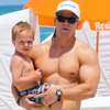 Mark Wahlberg, un 'superpapá' en las playas de Miami