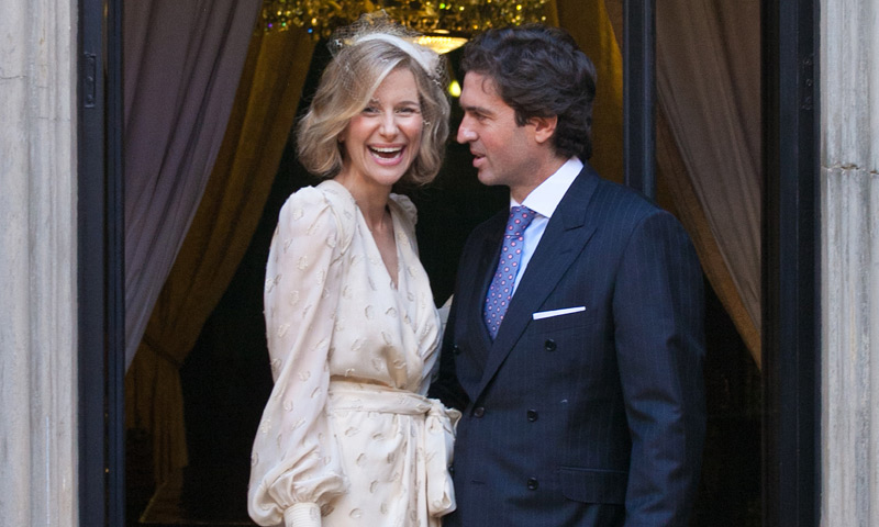 En ¡HOLA!: La original y elegante boda de María León y Juan Garaizábal en el palacio familiar de Lebrija, en Sevilla