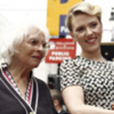 Scarlett Johansson recibe su estrella junto a las tres mujeres de su vida: su abuela, su madre y su hermana adoptiva