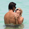 El futbolista Sami Khedira y su espectacular novia, Lena Gercke, todo amor en las playas de Miami