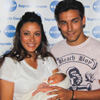 El futbolista Jesús Navas y su mujer, Alejandra Mora, presentan felices y emocionados, a su primer hijo