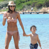 El hijo de Flavio Briatore presume de escultural mamá a la orilla del mar
