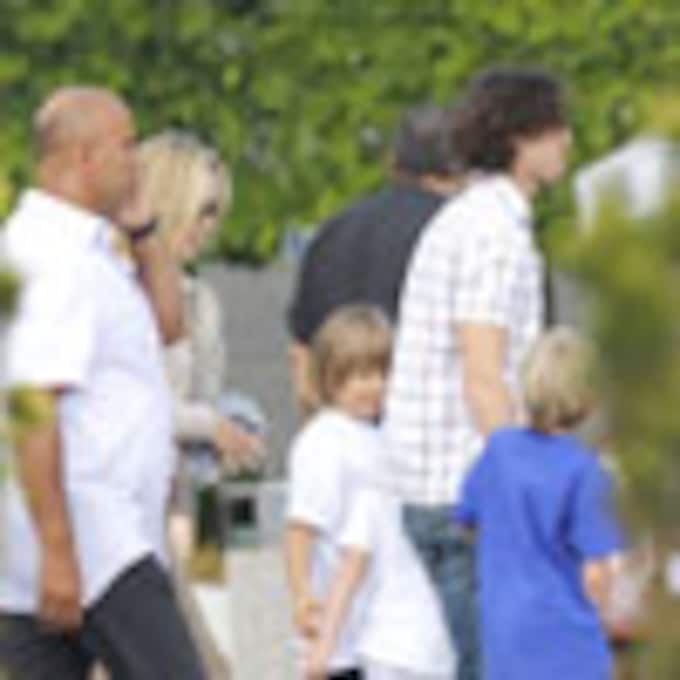 Sharon Stone se lleva al rodaje de su nueva película a su jovencísimo novio y a sus tres hijos 