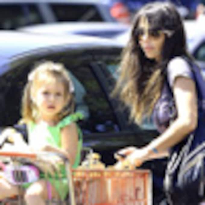 La hija de Mel Gibson, una preciosa 'princesita' de tres años, de compras con su mamá