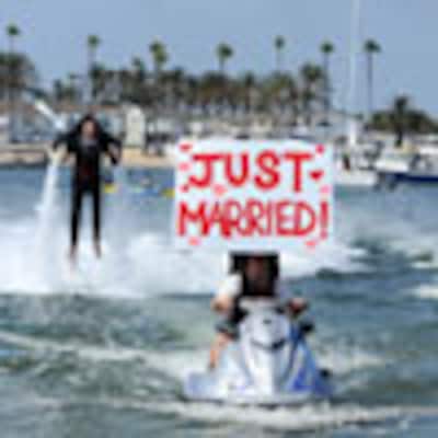 La primera boda en 'jetpacks': fue casarse... y salir volando