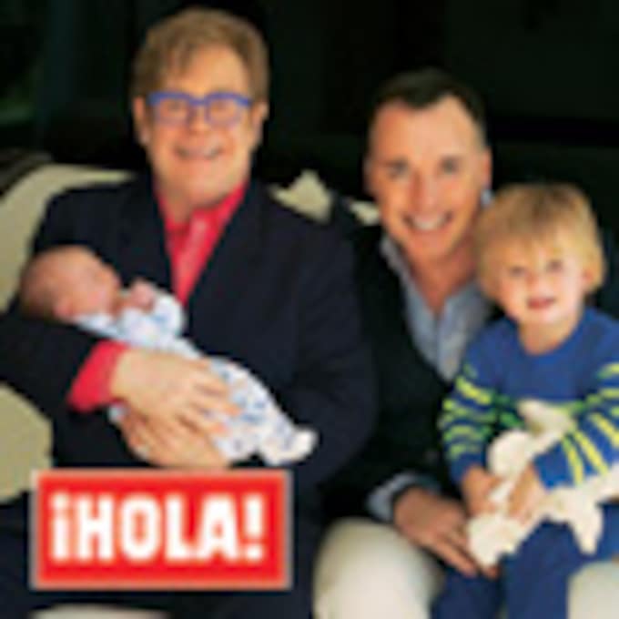 En ¡HOLA!: Sir Elton John y David Furnish, las primeras y exclusivas imágenes de la presentación de su 'baby' Elijah