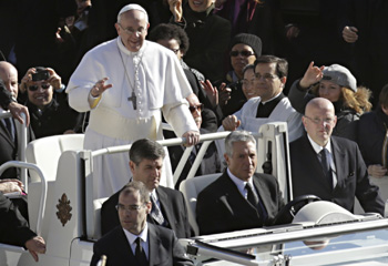 Los asistentes a la misa de inauguración del pontificado del Papa Francisco