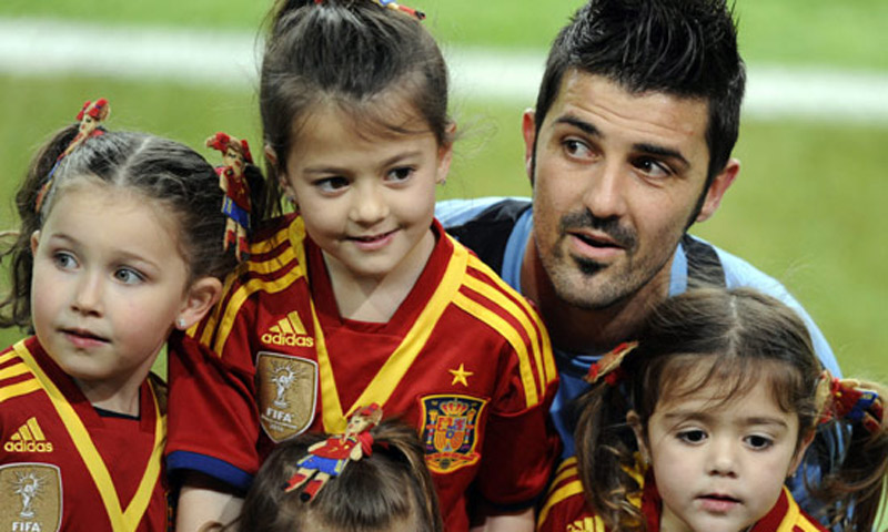 David Villa presume en el terreno de juego de sus tres tesoros: Zaida, Olaya y Luca