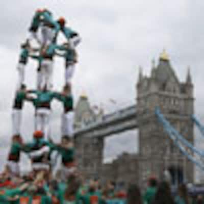 Torres humanas frente al puente de Londres