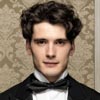 Yon González es Julio en 'Gran Hotel': 'Trabajé cuatro años de camarero así que estoy encantado con mi uniforme'