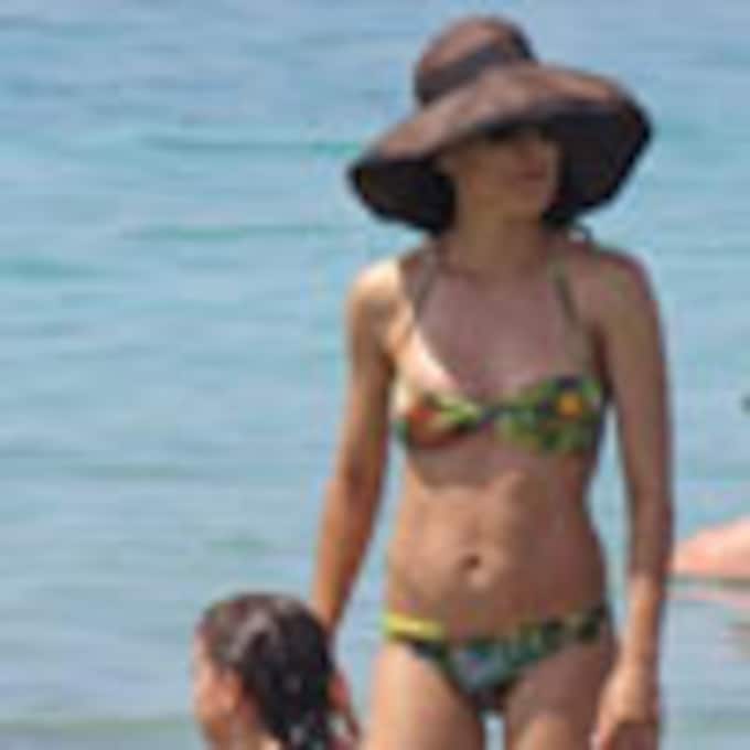 El refrescante baño de Toni Acosta con su marido e hijos en Ibiza