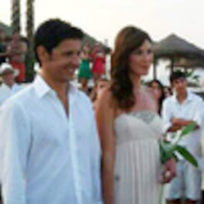 La íntima boda de Andrés Caparrós en una playa al atardecer