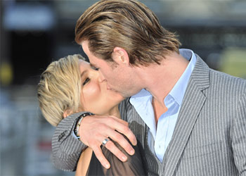 Elsa Pataky y Chris Hemsworth, besos de película en una noche de estreno