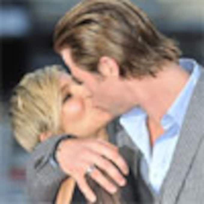 Elsa Pataky y Chris Hemsworth, besos de película en una noche de estreno