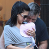 Hilaria y Alec Baldwin, dos papás ensimismados con su pequeña Carmen