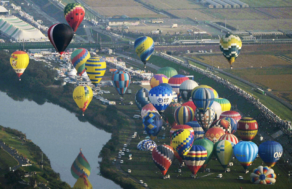 Una carrera de globos colorea el cielo japonés