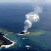 Nace una isla tras la erupción de un volcán