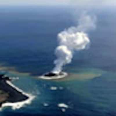 Nace una isla tras la erupción de un volcán