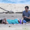 El gran susto de Anne Hathaway mientras practicaba surf