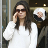 Mila Kunis se compromete con Ashton Kutcher y luce ya su anillo de compromiso