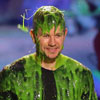 Mark Wahlberg sufre en primera persona los peligros de presentar los Kids Choice Awards